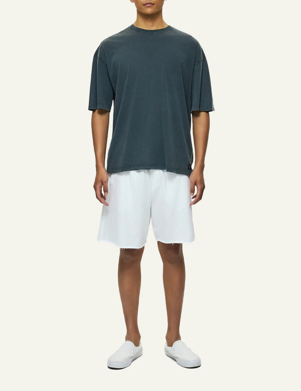 Dirty Laundry raw edges sweatbermuda white front ful look