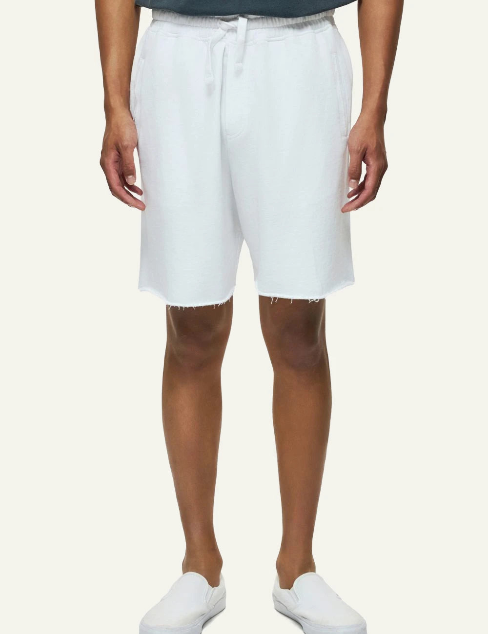 Dirty Laundry raw edges sweatbermuda white front look