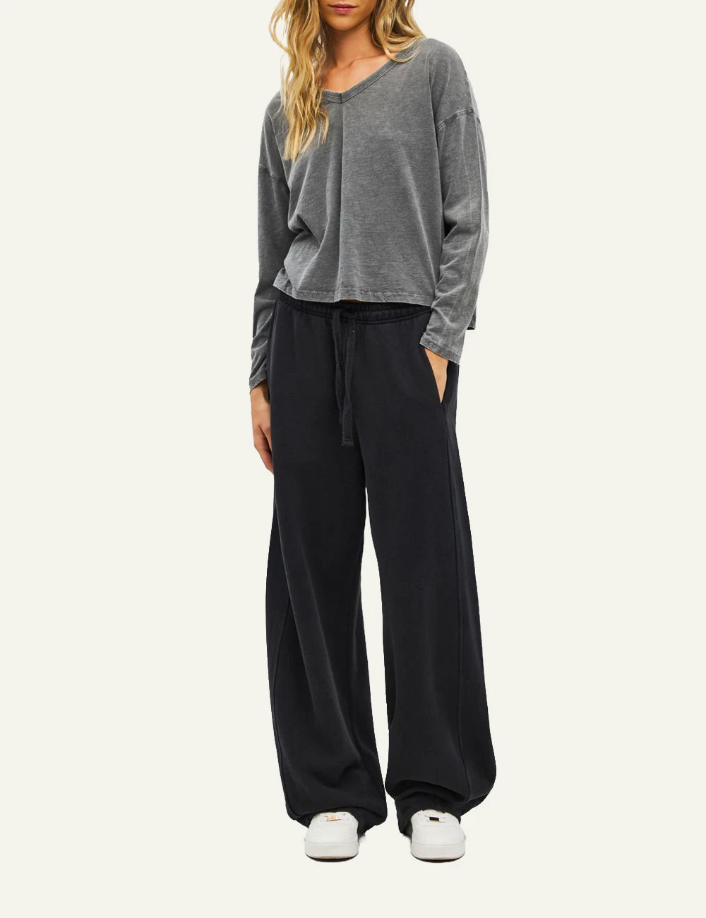 Women's Dirty Laundry black fleece barrel sweatpants with drawstring waist full body
