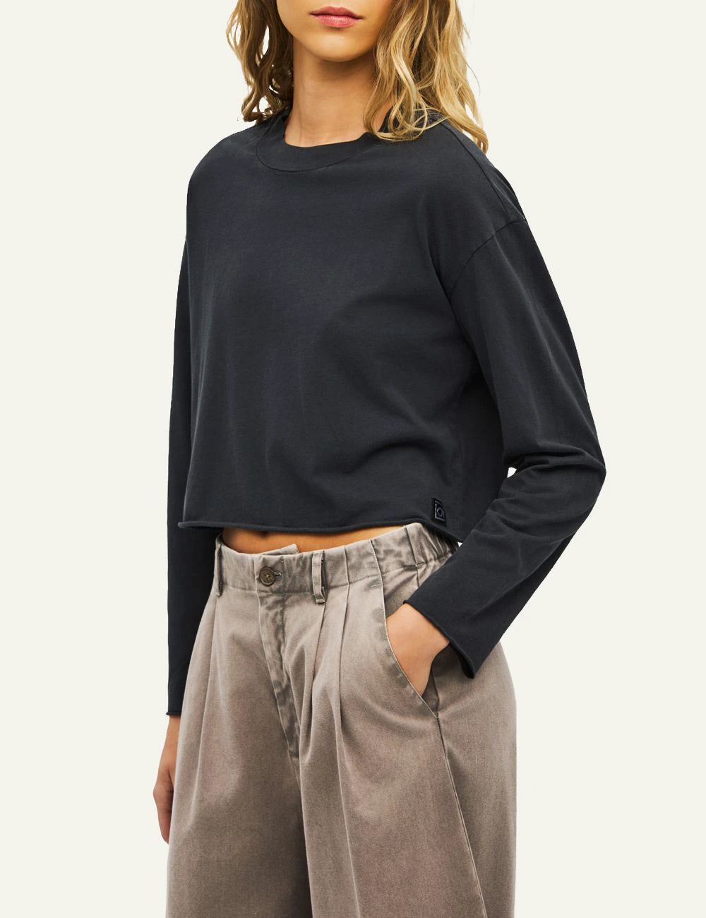 Women's Dirty Laundry faded charcoal cotton boxy cropped long sleeve top side