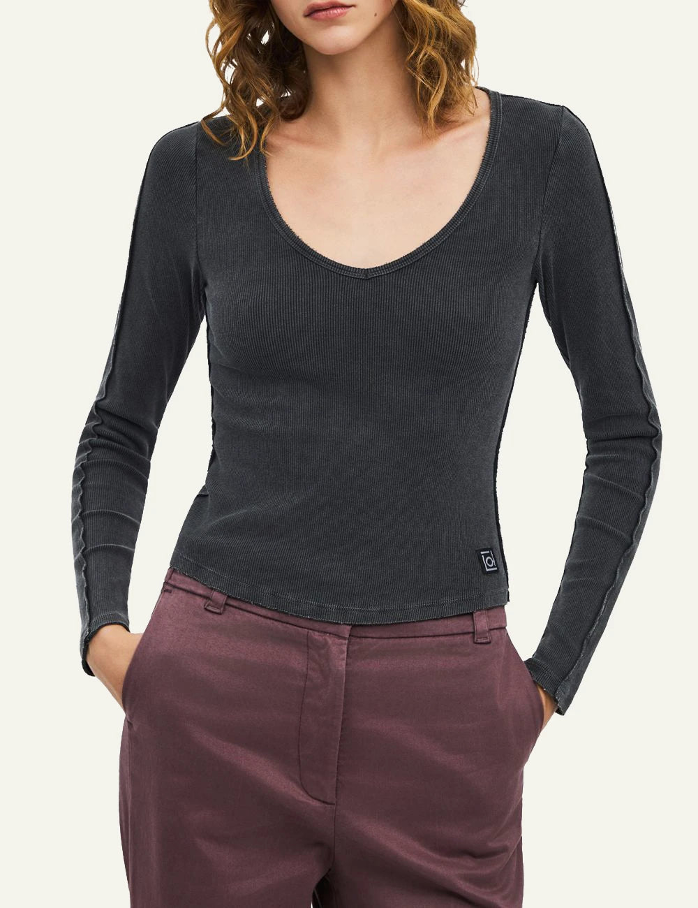 Women's Dirty Laundry faded charcoal ribbed long sleeve top with V neckline