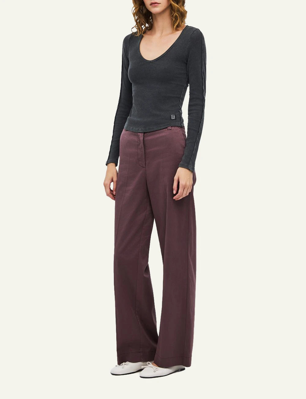 Women's Dirty Laundry faded charcoal ribbed long sleeve top with V neckline full body