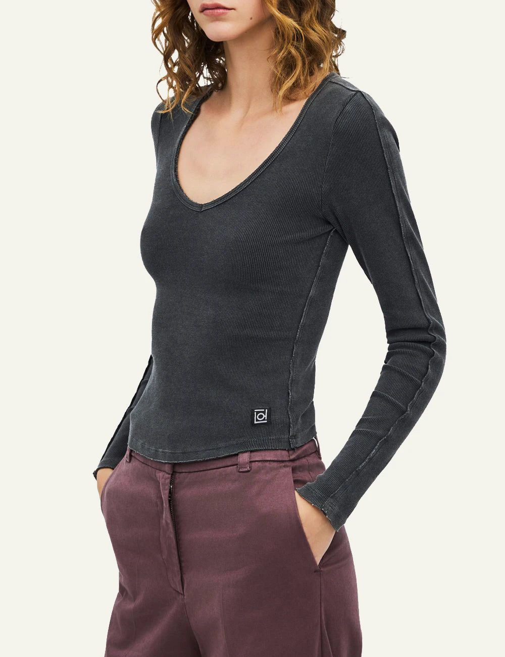 Women's Dirty Laundry faded charcoal ribbed long sleeve top with V neckline side