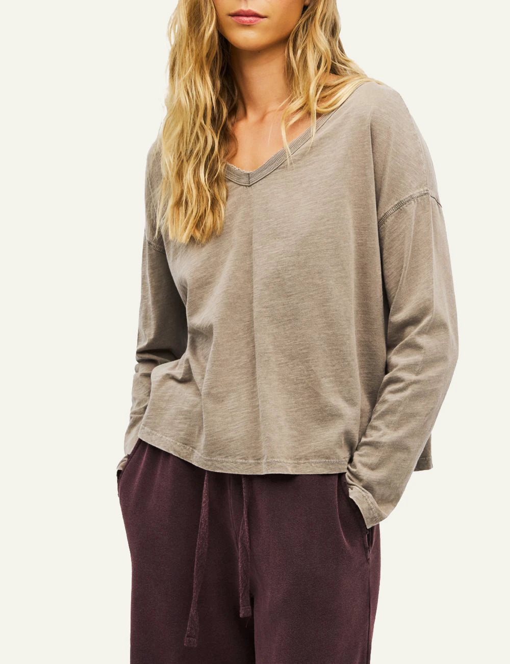 Women's Dirty Laundry taupe oversized V-neck long sleeve top side