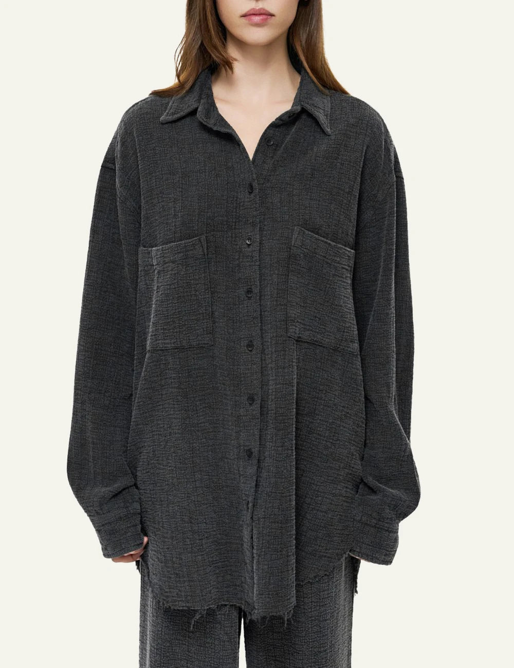 Dirty Laundry gynaikeio charcoal relaxed shirt with raw edge details front view