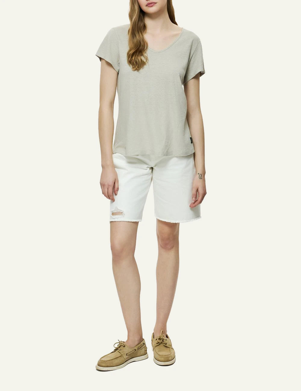 Dirty Laundry gynaikeio beige V-neck linen blend T-shirt front full body view
