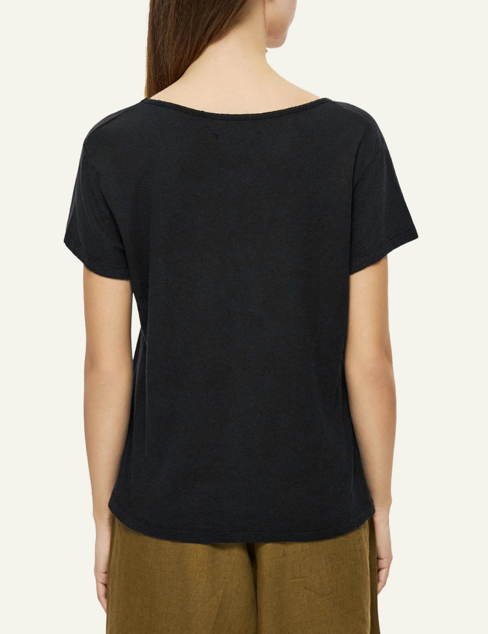 Dirty Laundry gynaikeio black V-neck linen blend T-shirt back view