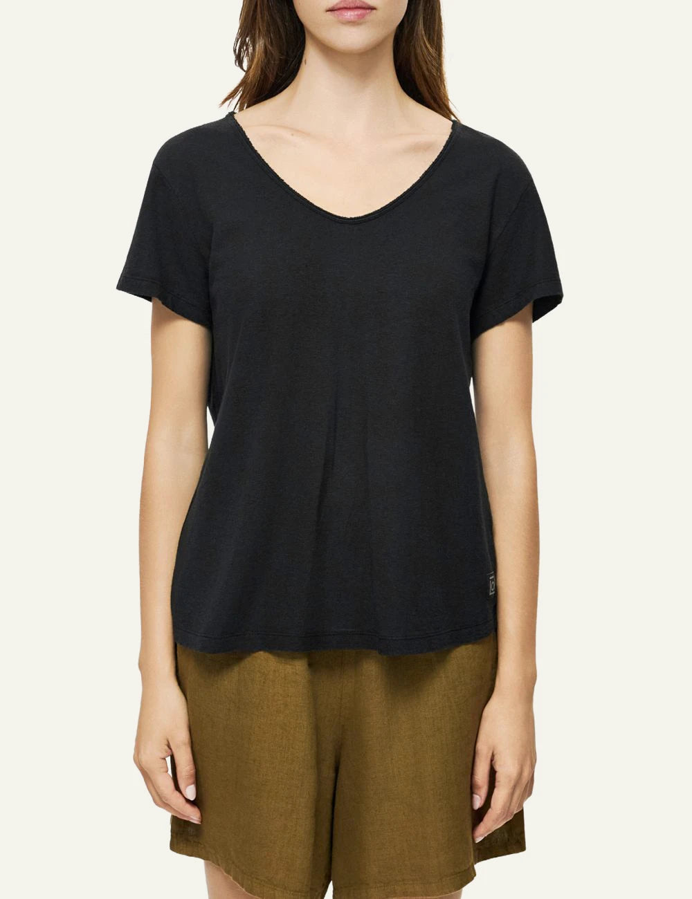 Dirty Laundry gynaikeio black V-neck linen blend T-shirt front model view