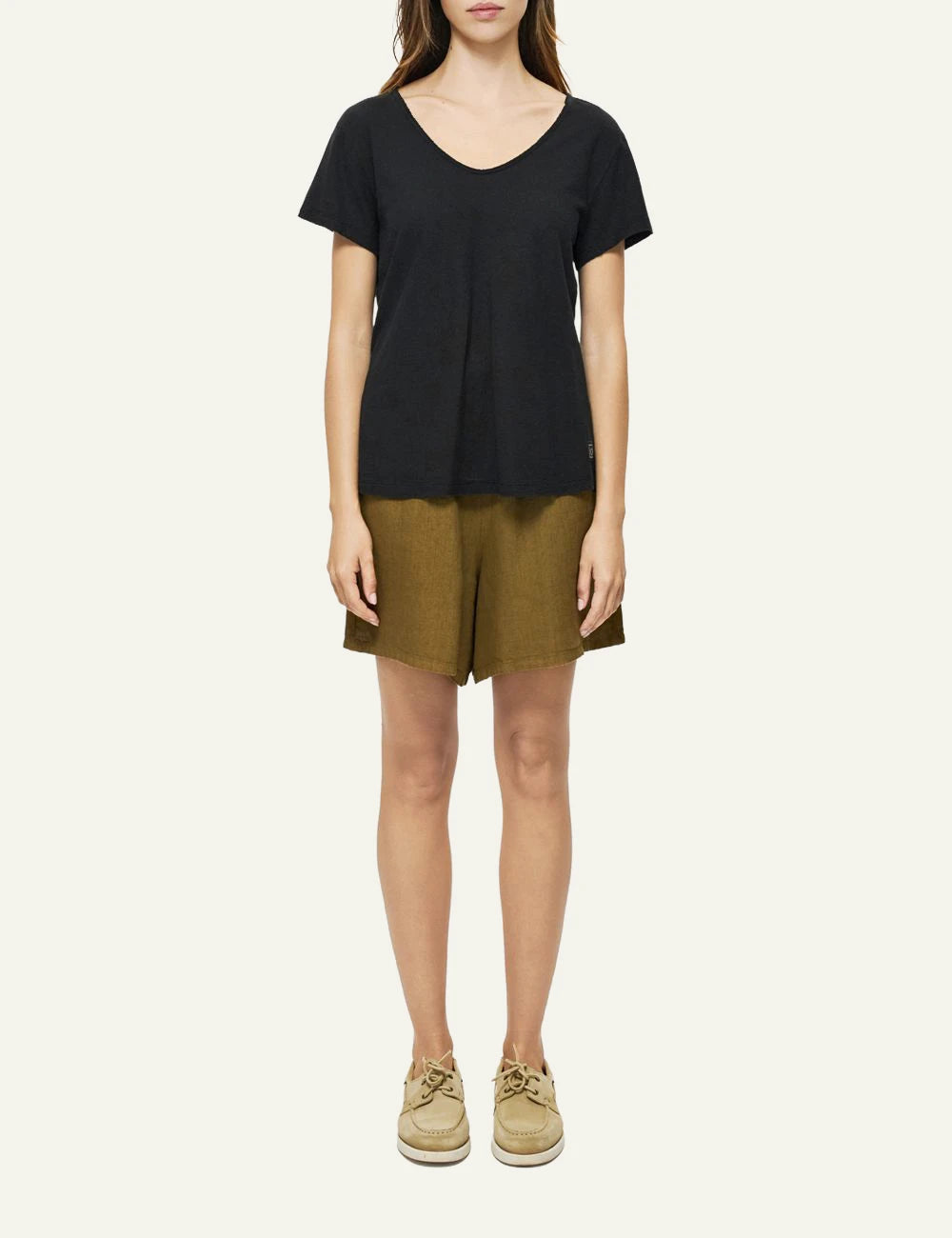 Dirty Laundry gynaikeio black V-neck linen blend T-shirt front view