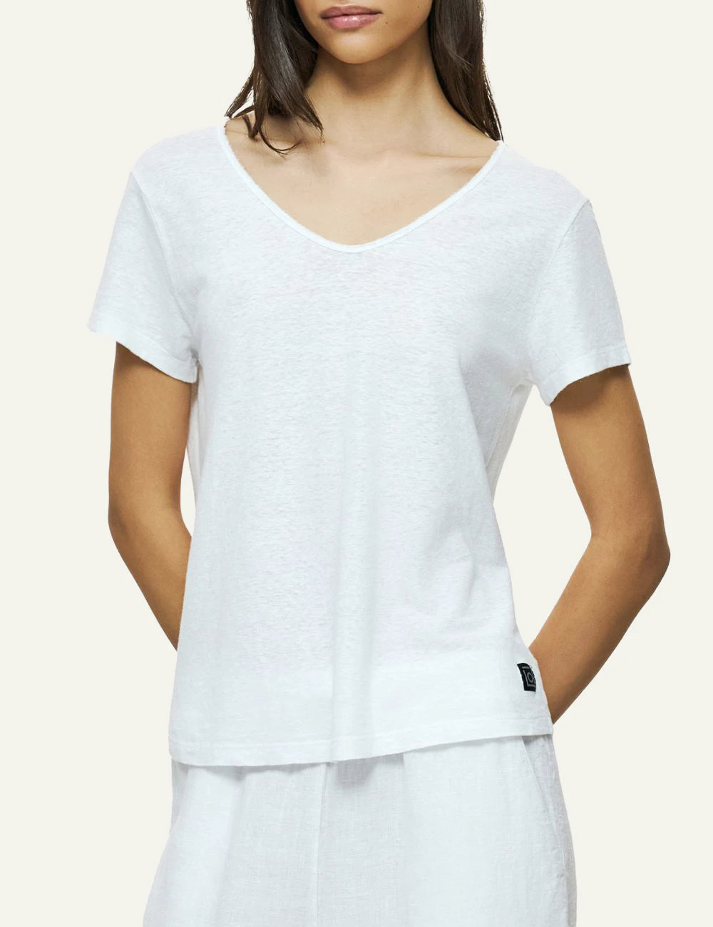 Dirty Laundry gynaikeio white V-neck linen blend T-shirt front view