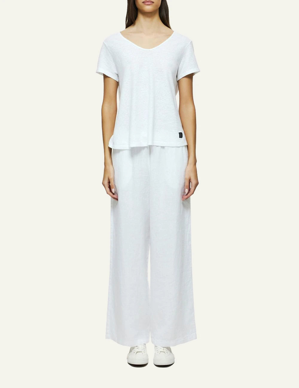 Dirty Laundry gynaikeio white V-neck linen blend T-shirt front full body view