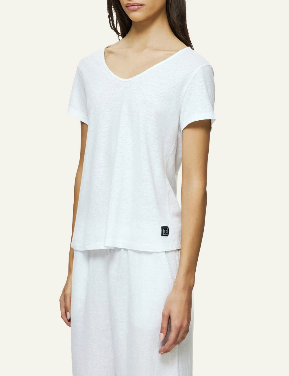 Dirty Laundry gynaikeio white V-neck linen blend T-shirt side view