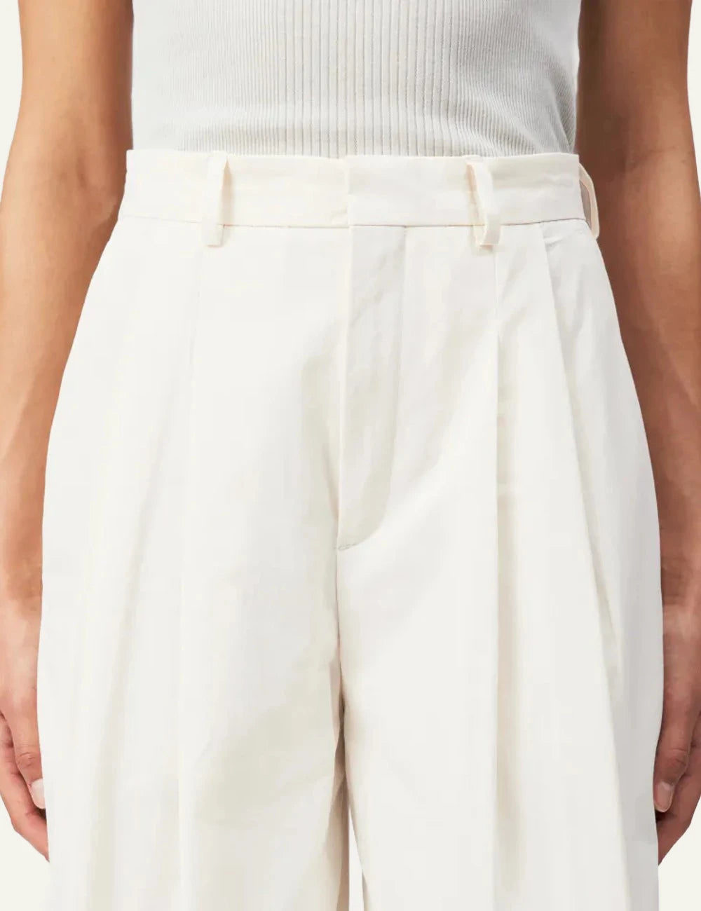 Drykorn ELICIT trousers off white pleated wide O-shape high waist front detail view