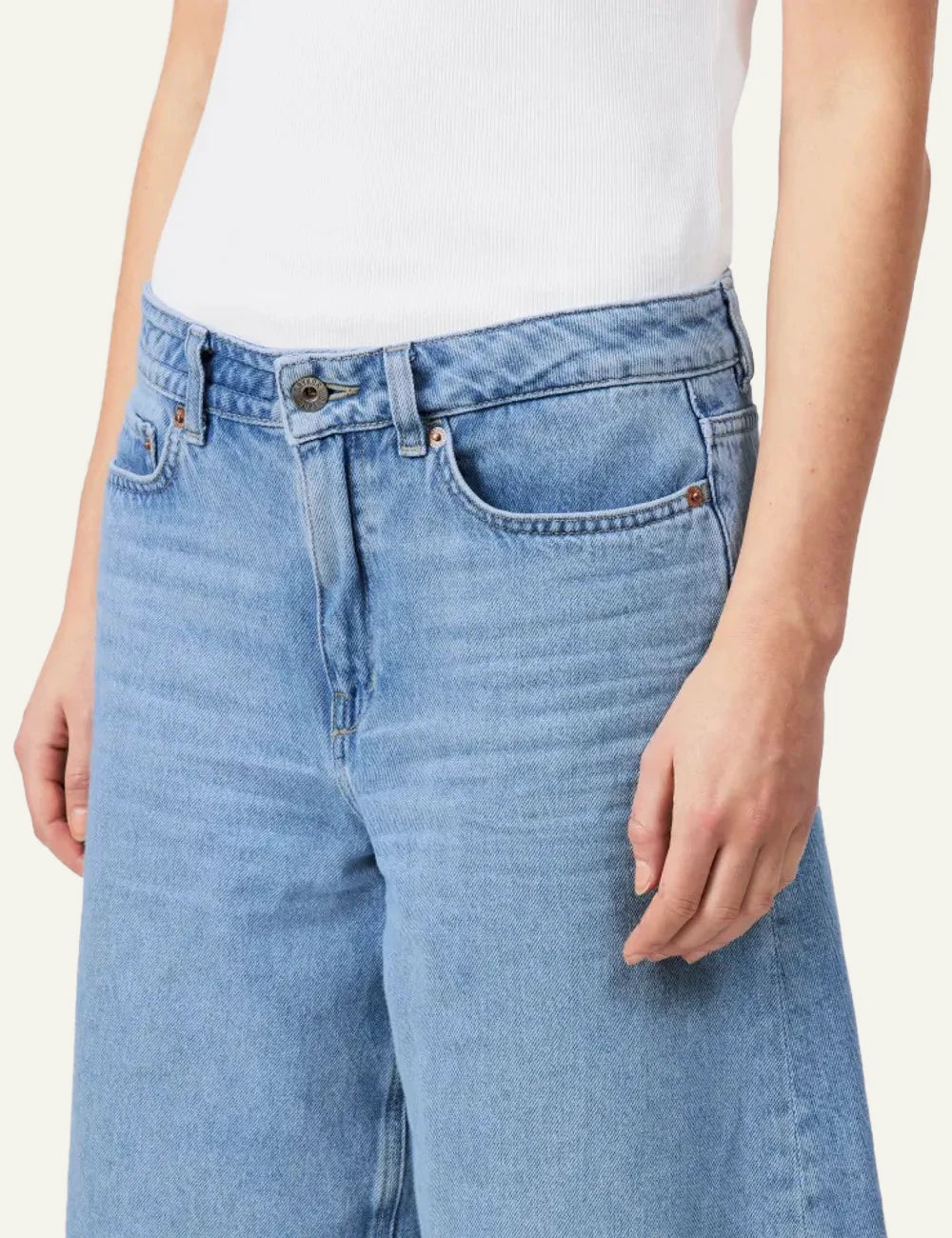 Drykorn NONE bermuda shorts light blue denim relaxed fit mid waist front detail view