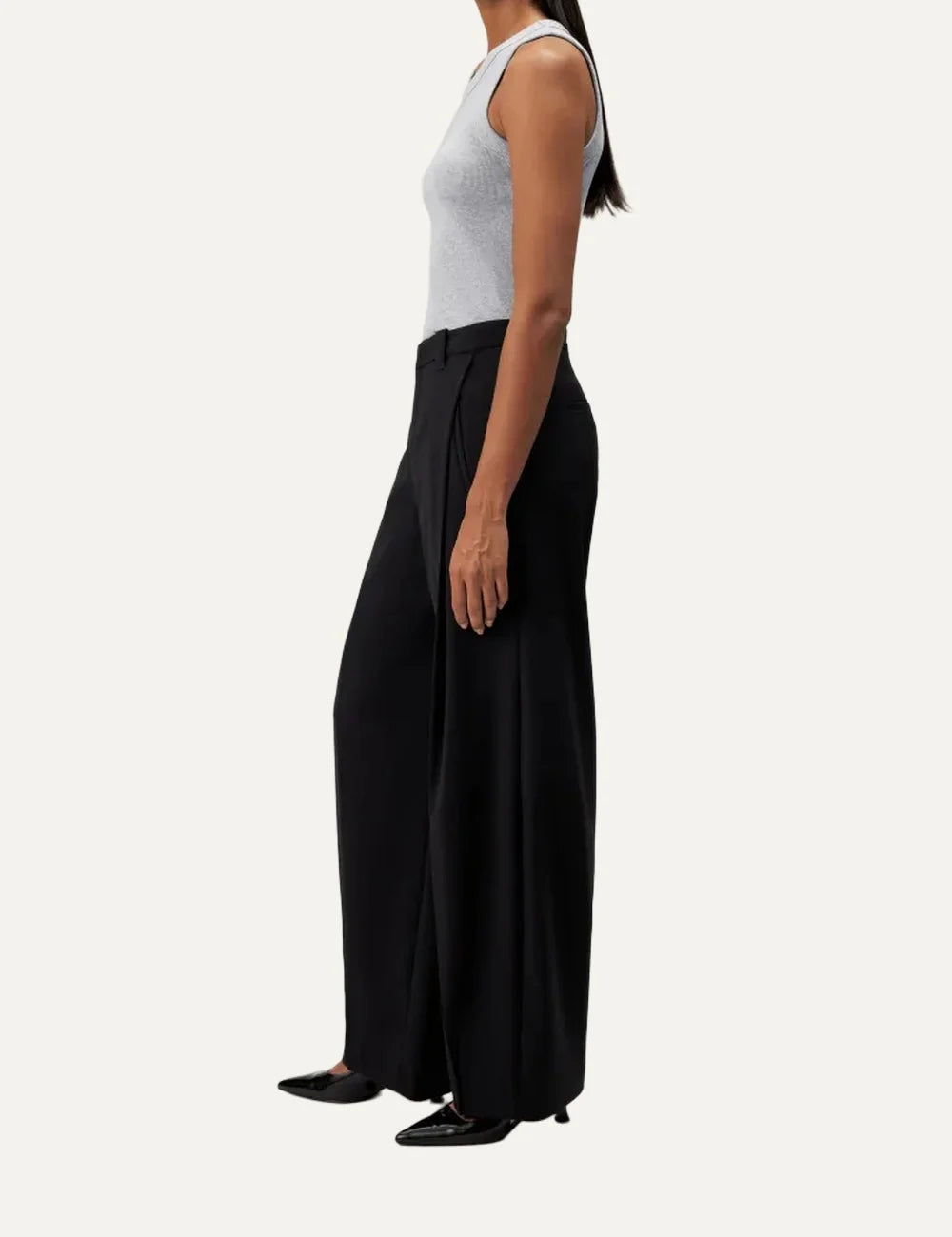 Drykorn women's black tailored trousers with front pleats, mid-rise waist, O-shaped legs and side pockets side