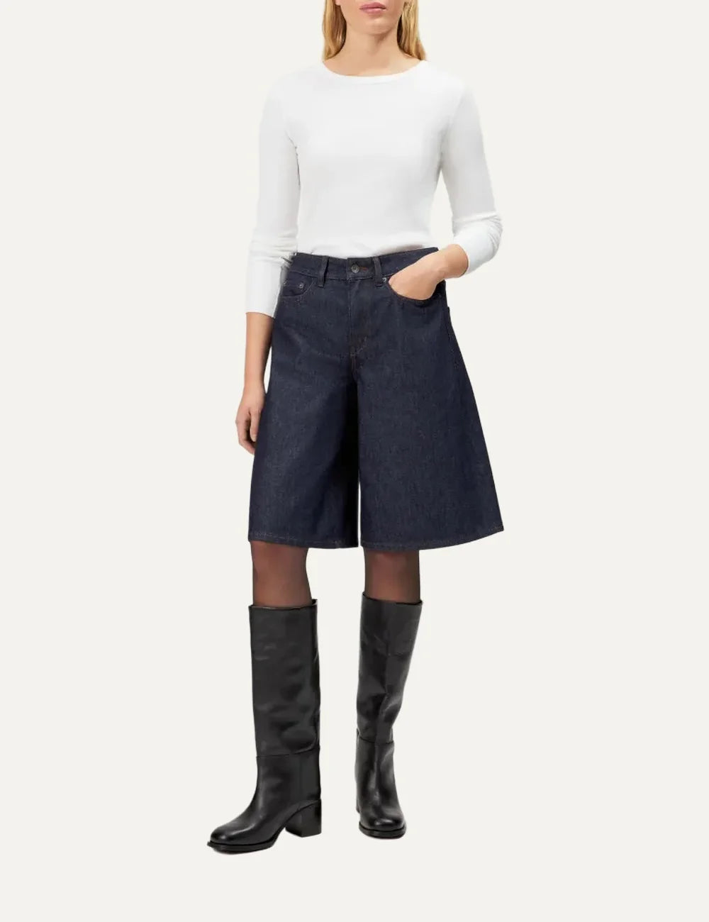 Drykorn women's dark blue denim Bermuda shorts with a relaxed fit, wide legs, mid-rise waist and five-pocket design model