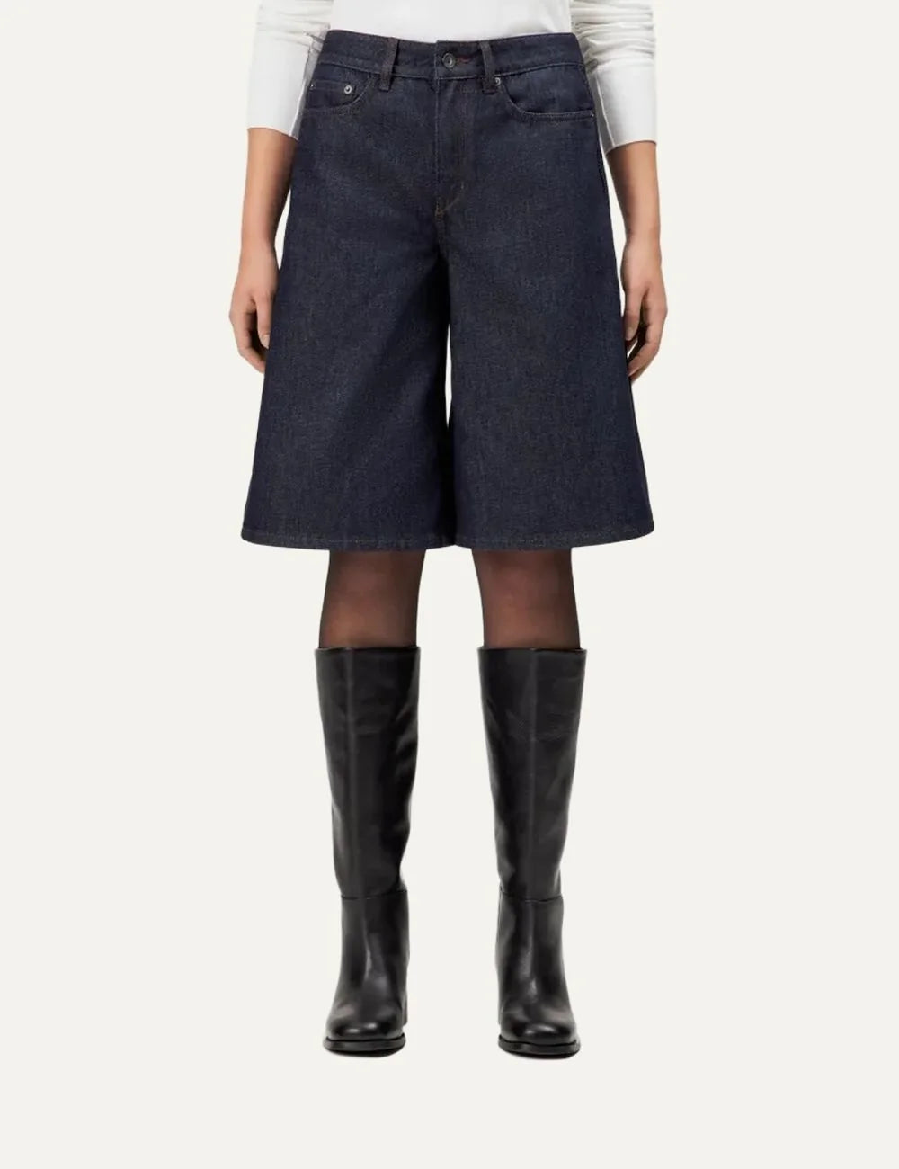 Drykorn women's dark blue denim Bermuda shorts with a relaxed fit, wide legs, mid-rise waist and five-pocket design model