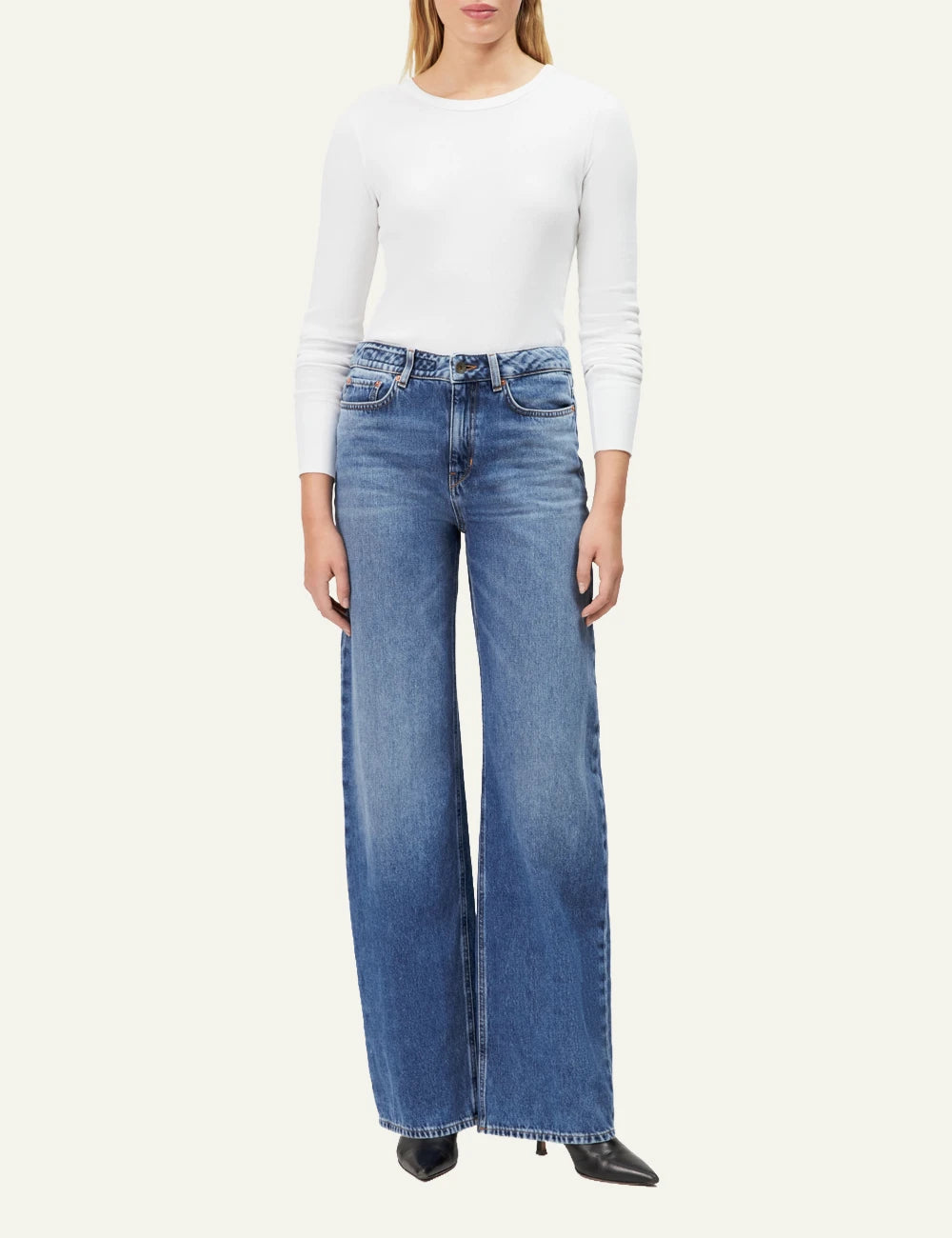 Women's DRYKORN Medley mid-waist barrel-leg jeans in blue cotton denim full body