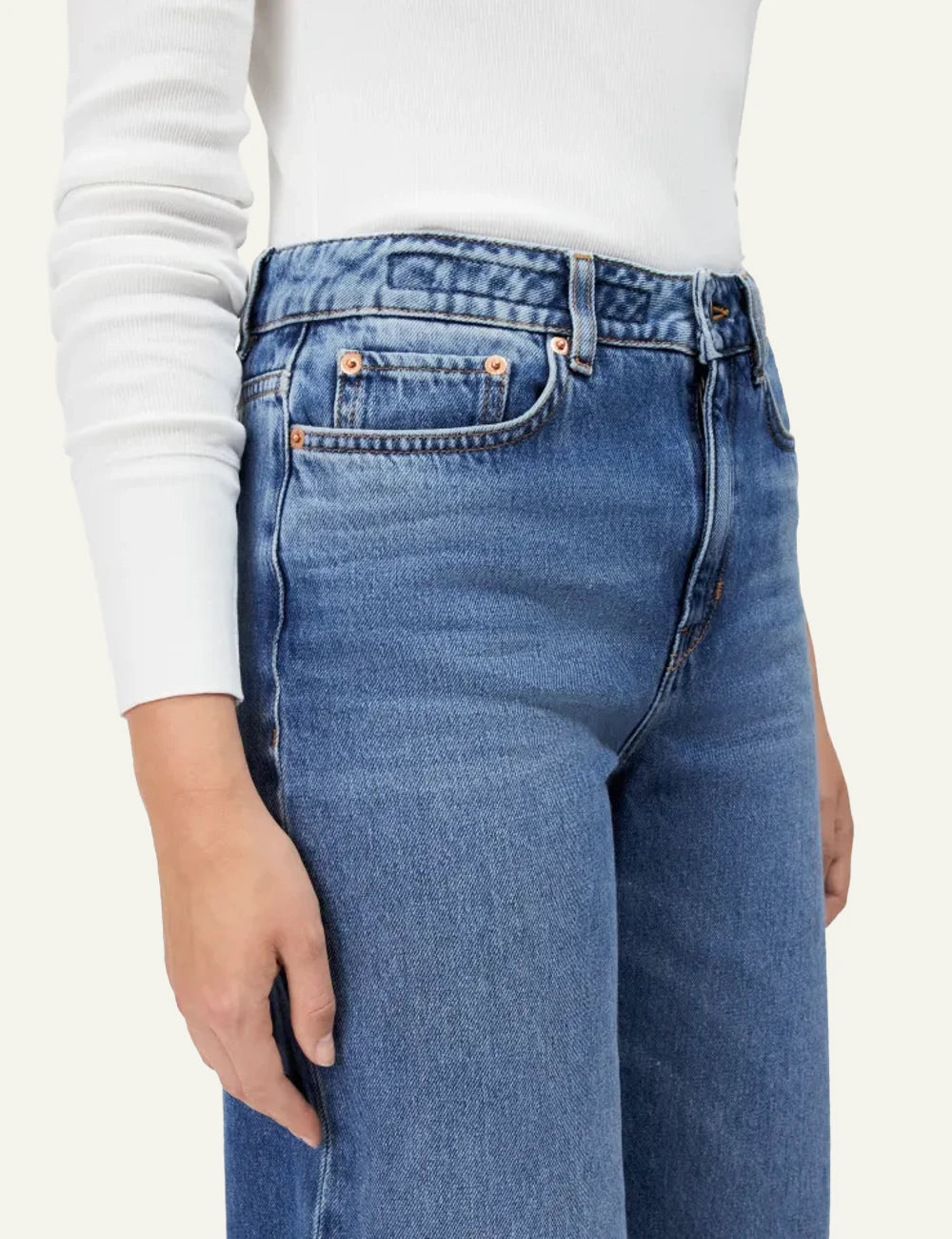Women's DRYKORN Medley mid-waist barrel-leg jeans in blue cotton denim side detail