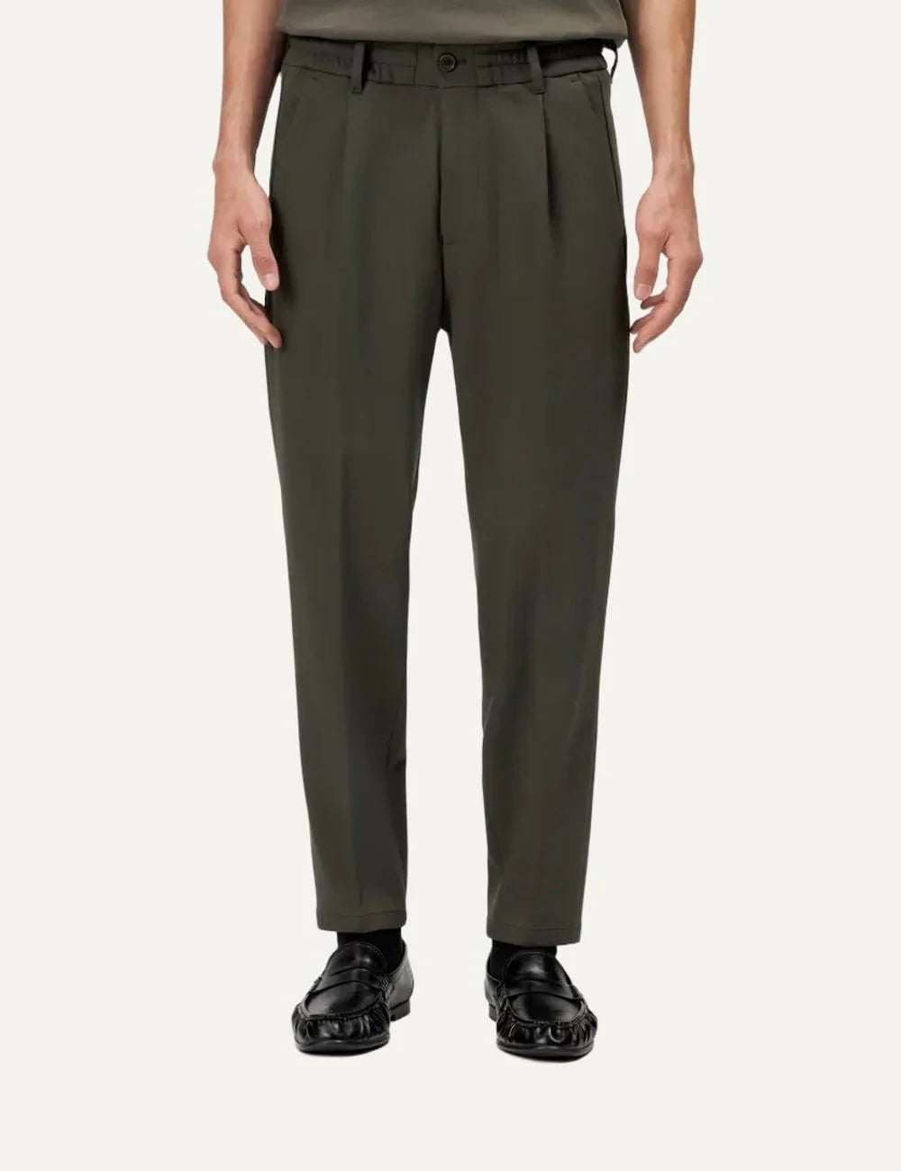 Drykorn women's olive green Chasy tailored trousers with front pleats, tapered legs, belt loops and cropped length model