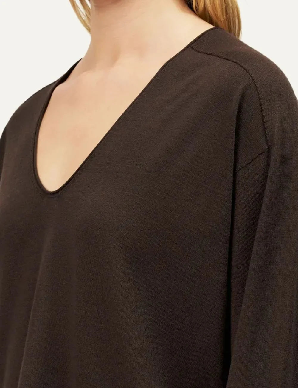 Drykorn women's Somaija 2 dark brown cropped knit sweater with a deep V-neckline, relaxed fit and long sleeves side