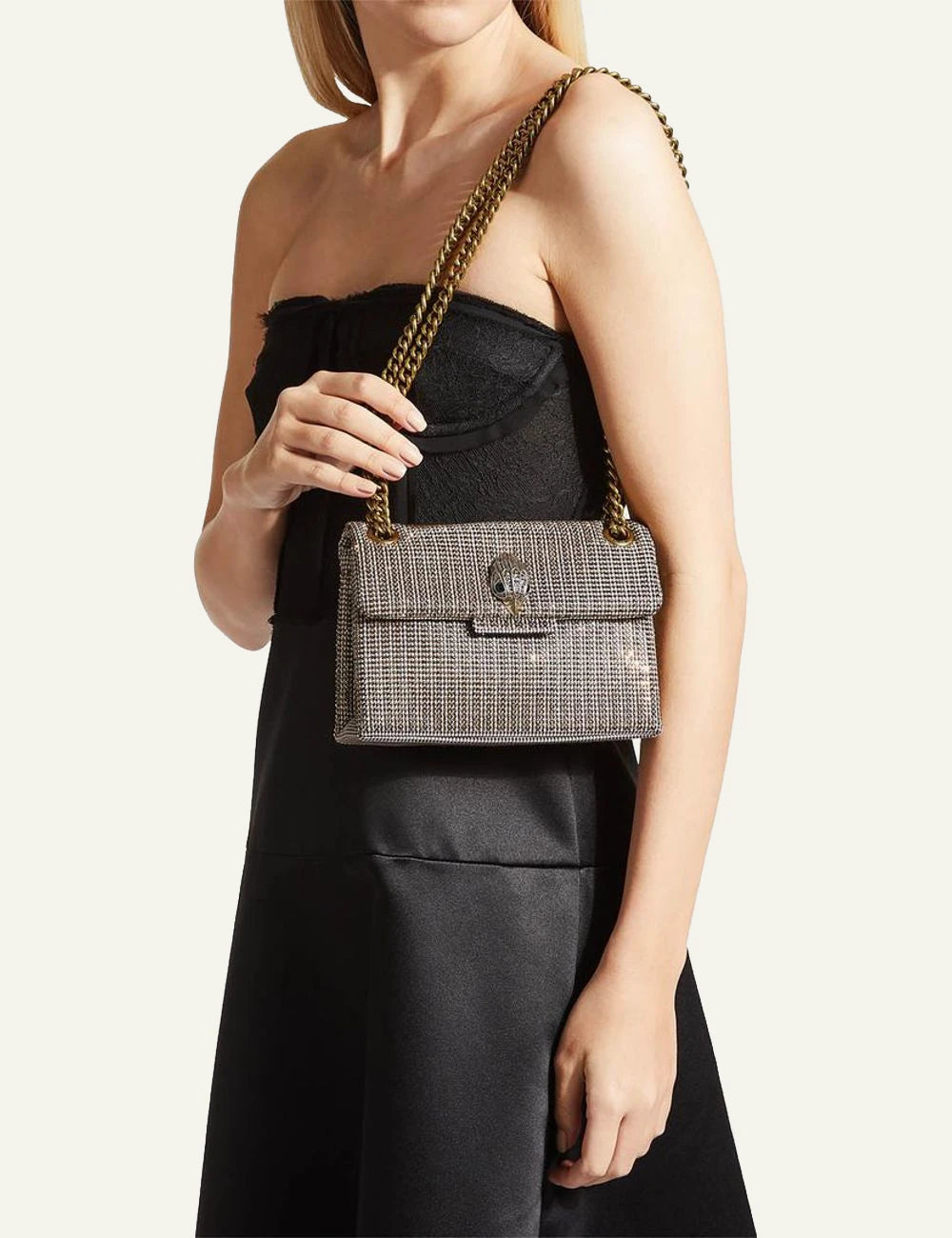 Γυναικεία Kurt Geiger Mini Kensington V bag beige fabric με χρυσή αλυσίδα φορεμένη στον ώμο