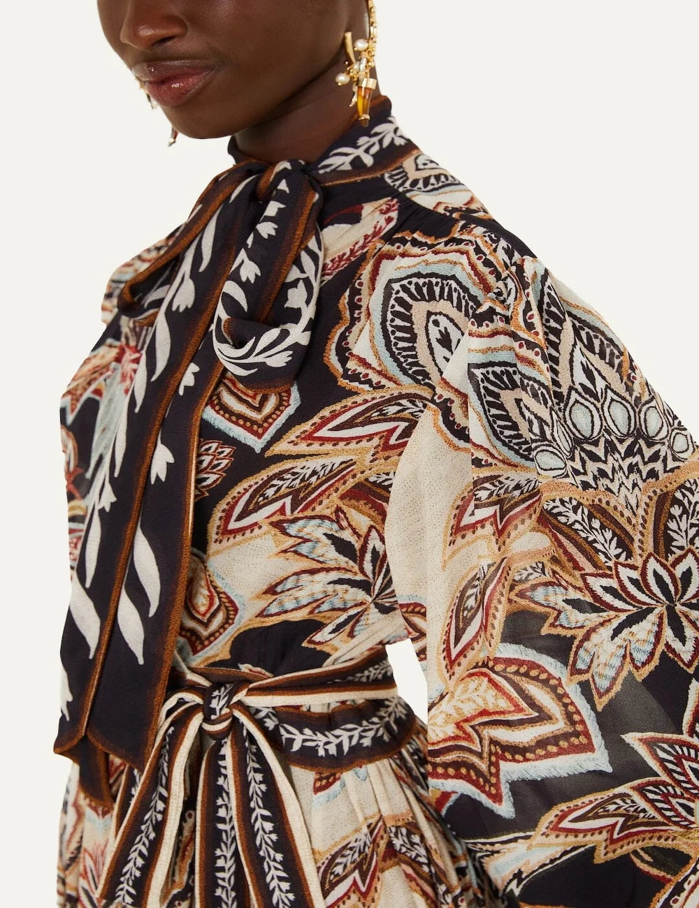 Farm Rio Women’s Multicolour Tapestry-Print Midi Dress close up nail and bow detail 