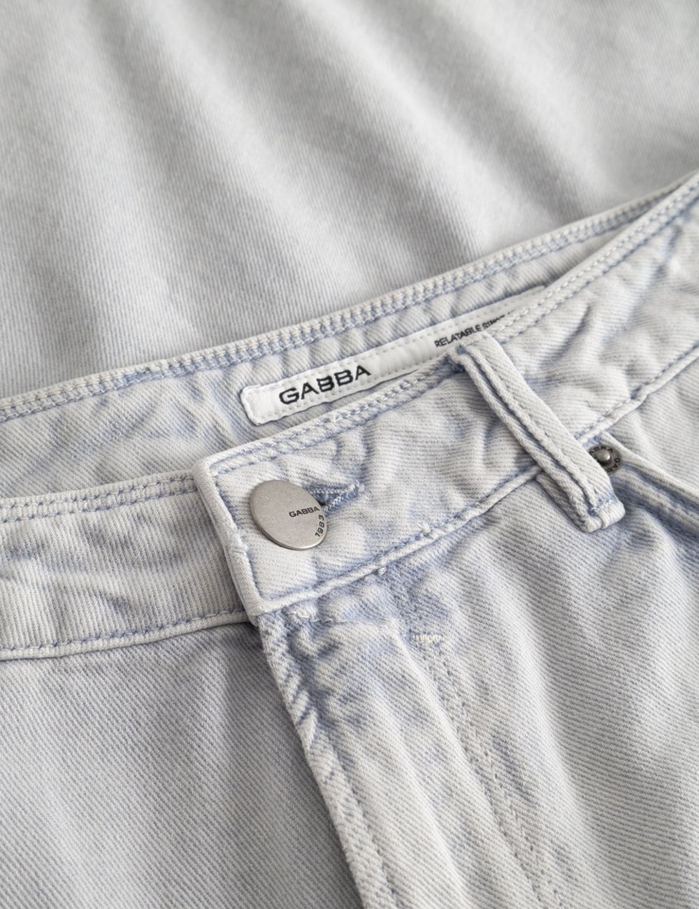 Gabba Antiq shorts rigid twill light grey front detail view