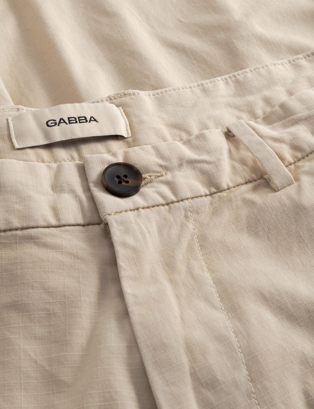Gabba cargo shorts relaxed fit beige side pockets front detail view