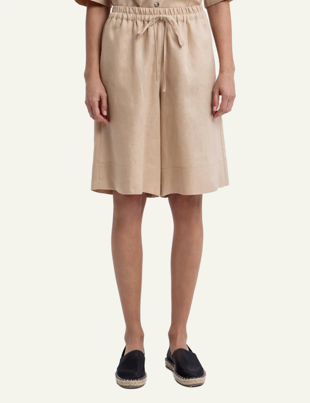 Greek Archaic Kori beige bermuda shorts elastic waist front view