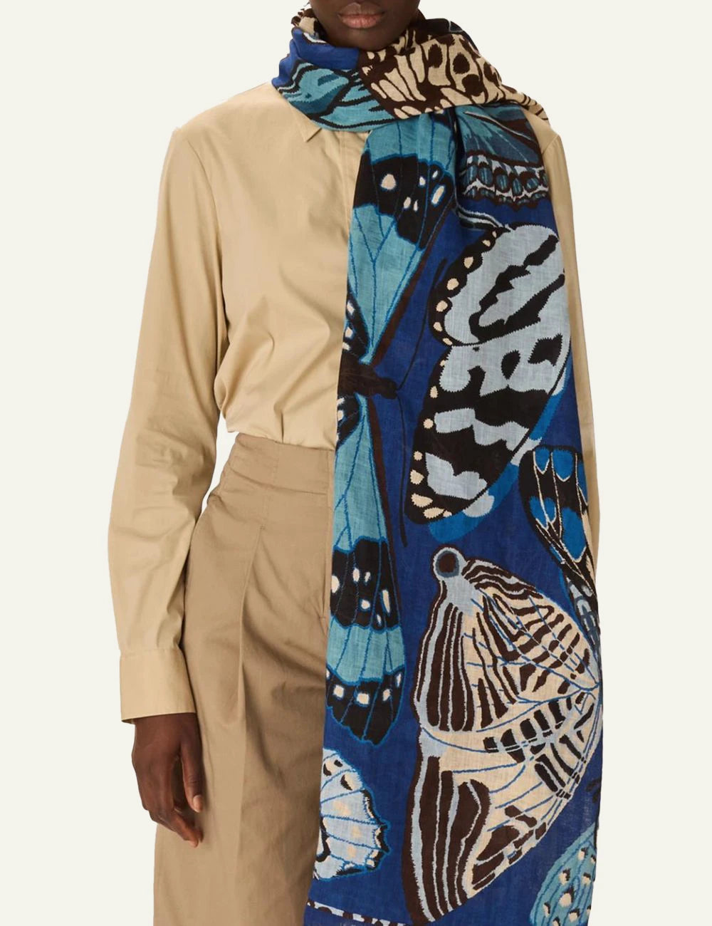 Inoui linen scarf with blue butterfly print and fringed edges model