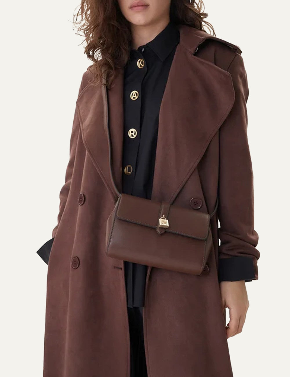 Γυναικεία τσάντα Karl Lagerfeld καφέ leather crossbody worn on model