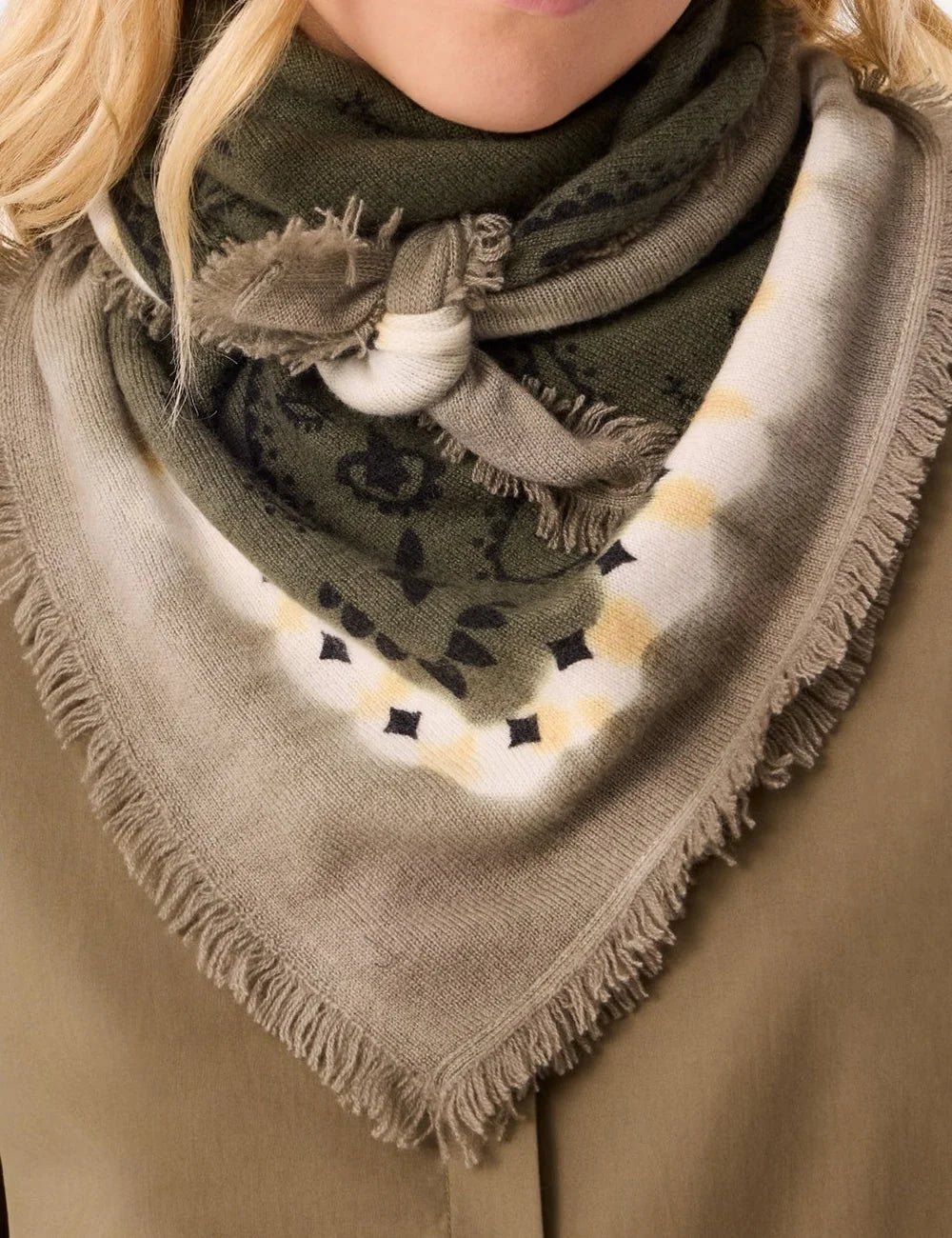 Kujten Grand Bandana Hachiko Abba dark khaki cashmere scarf with bandana print and tie-dye effect model