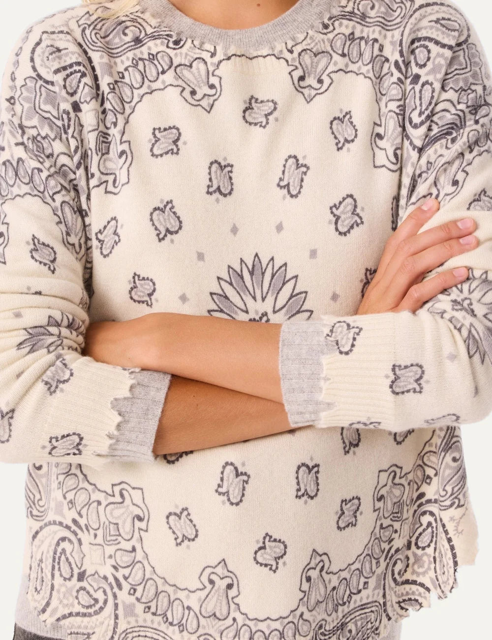 Kujten women Mela Bandana Bico white and grey cashmere sweater with bandana print model