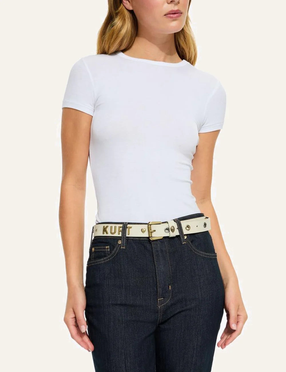 Γυναικεία ζώνη Kurt Geiger London bone leather με KURT logo φορεμένη με τζιν