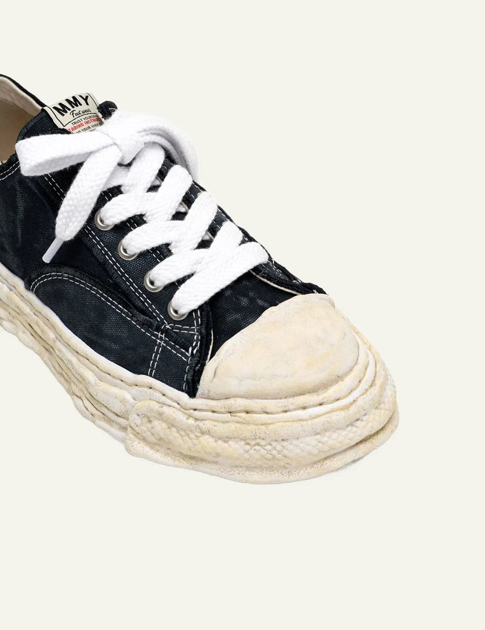 Front angle Maison Mihara Yasuhiro Peterson23 low-top sneaker, OG sole και distressed canvas design