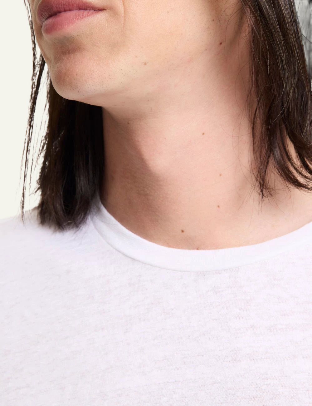 Majestic Filatures t-shirt white linen elastane crewneck front detail view
