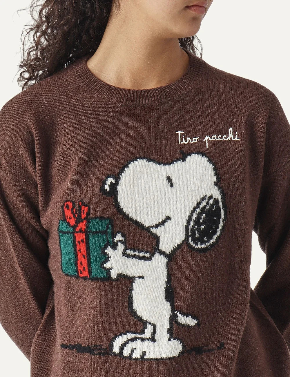 Mc2 Saint Barth brown knitted sweater with Snoopy holding a green gift with red ribbon, Tiro Pacchi lettering and ribbed trims detail