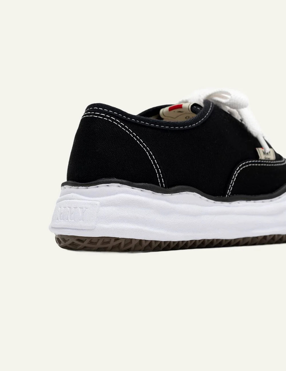 Maison Mihara Yasuhiro Baker sneaker πίσω όψη, μαύρο canvas με sculpted white rubber sole