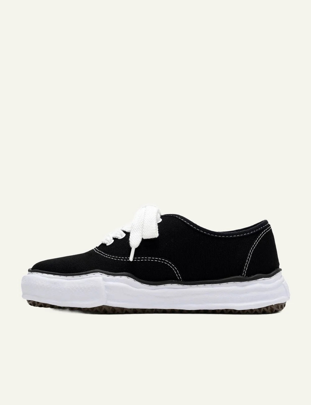 Maison Mihara Yasuhiro Baker canvas low-top sneaker μαύρο, opposite view με oversized white sole και cotton upper