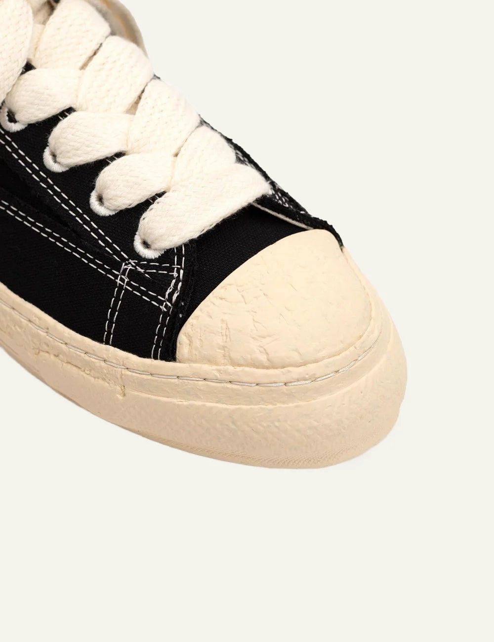Maison Mihara Yasuhiro Roy PAST sneaker black, close-up toe detail με distressed rubber sole