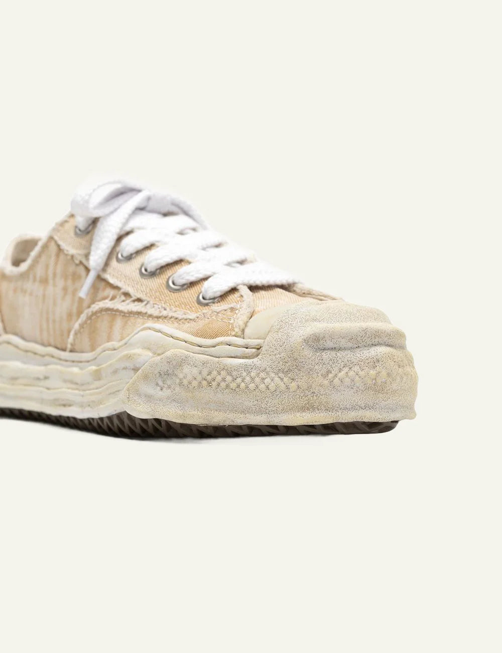 Maison Mihara Yasuhiro Hank OG sole sneaker, μπροστινή γωνία με oversized rubber toe