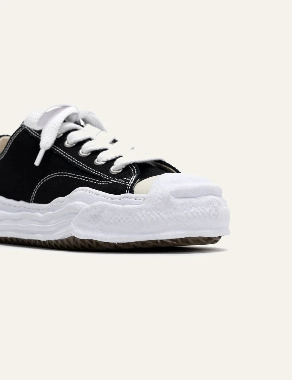 Mihara Yasuhiro Hank sneaker black canvas, μπροστινή γωνία με chunky rubber toe