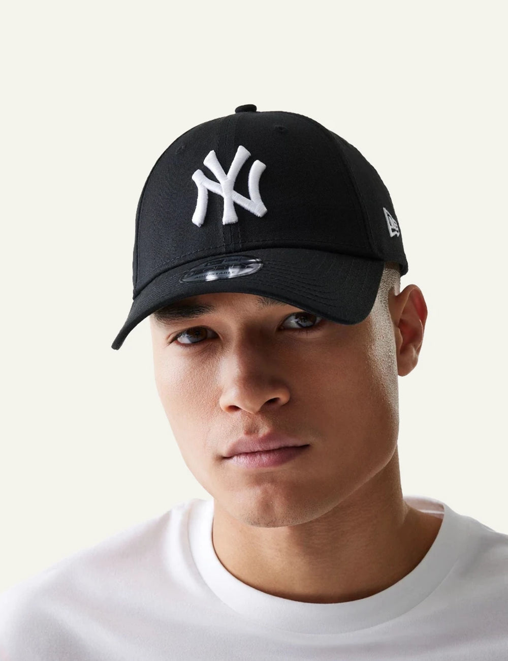 New Era NY Yankees cap black white logo curved visor model view