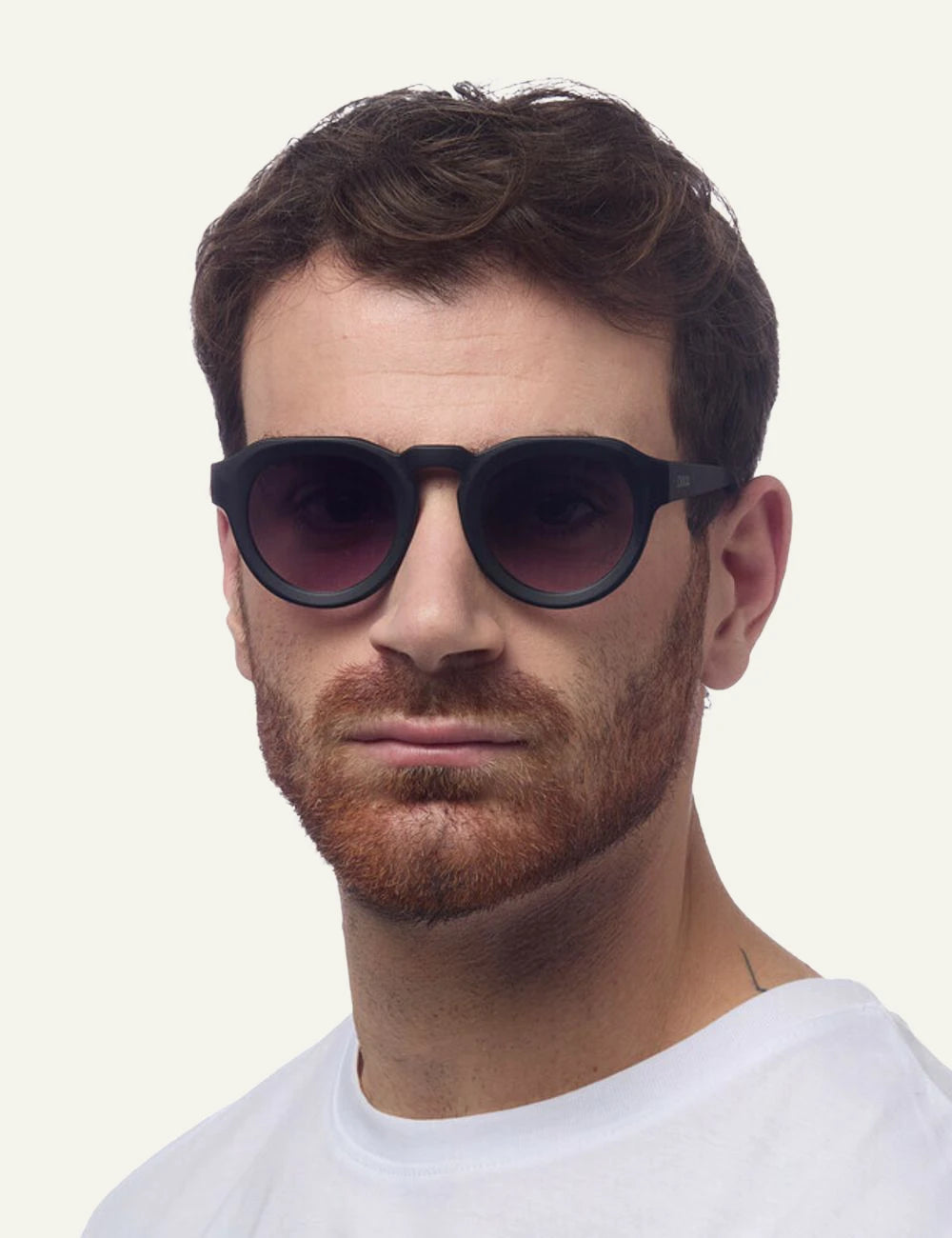 Okkia Zeno black round sunglasses black gradient front man