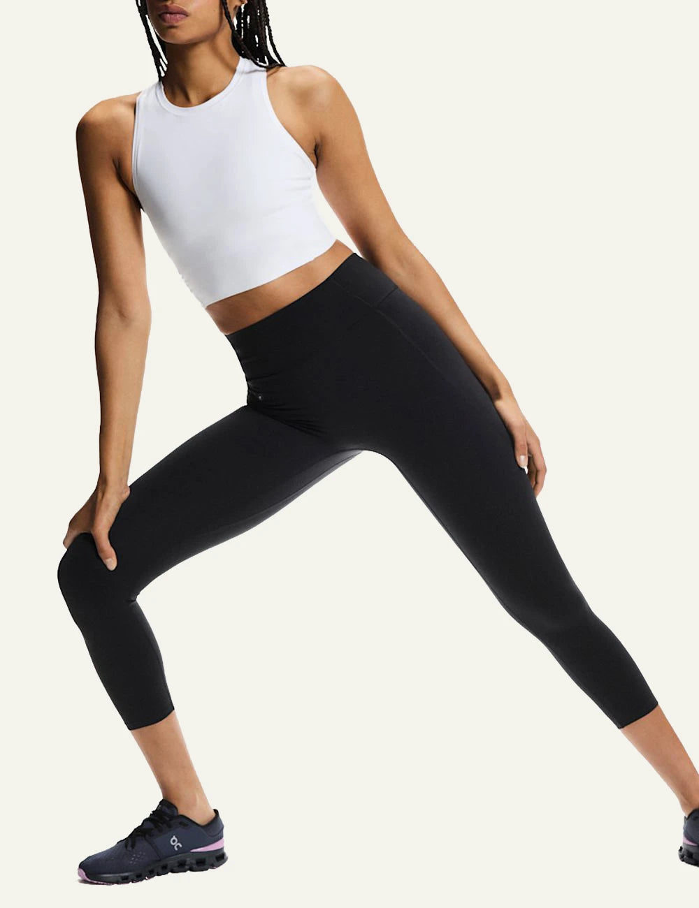 On performance leggings black dynamic stretch pose