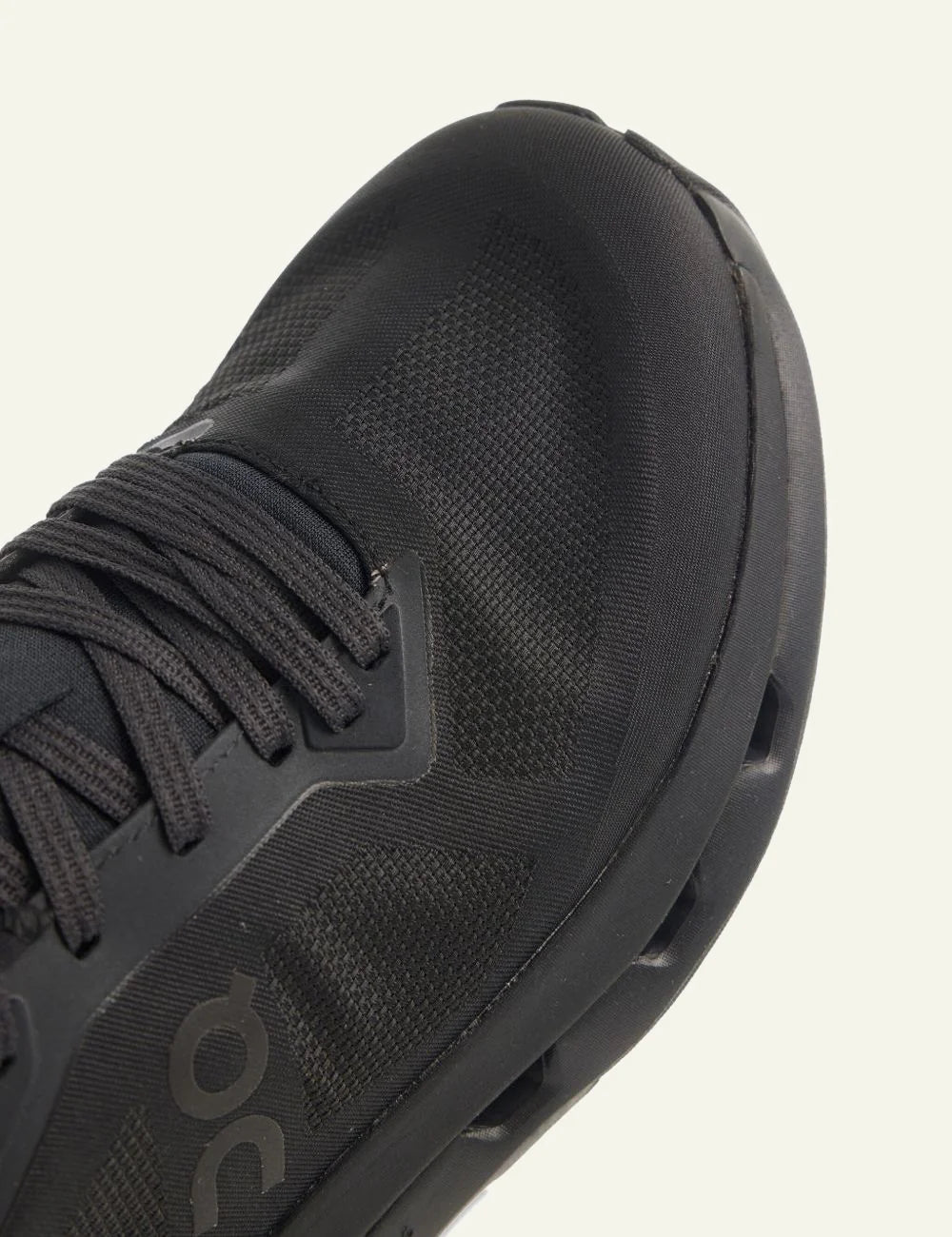 on running sneaker total black detail