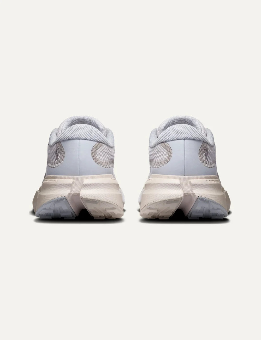 On women's light grey hiking sneakers with abrasion-resistant mesh upper, protective toe cap and Missiongrip outsole back