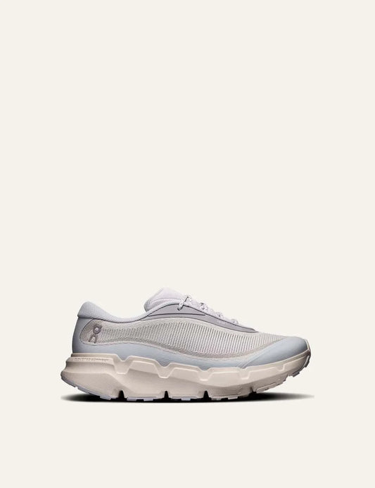 On women's light grey hiking sneakers with abrasion-resistant mesh upper, protective toe cap and Missiongrip outsole.