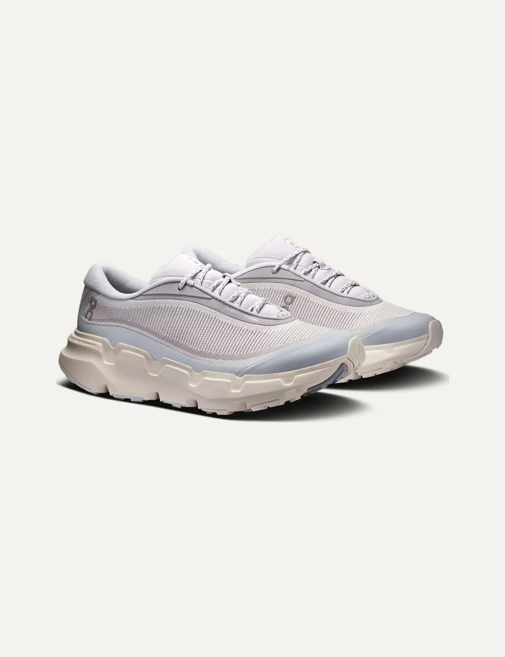 On women's light grey hiking sneakers with abrasion-resistant mesh upper, protective toe cap and Missiongrip outsole profile